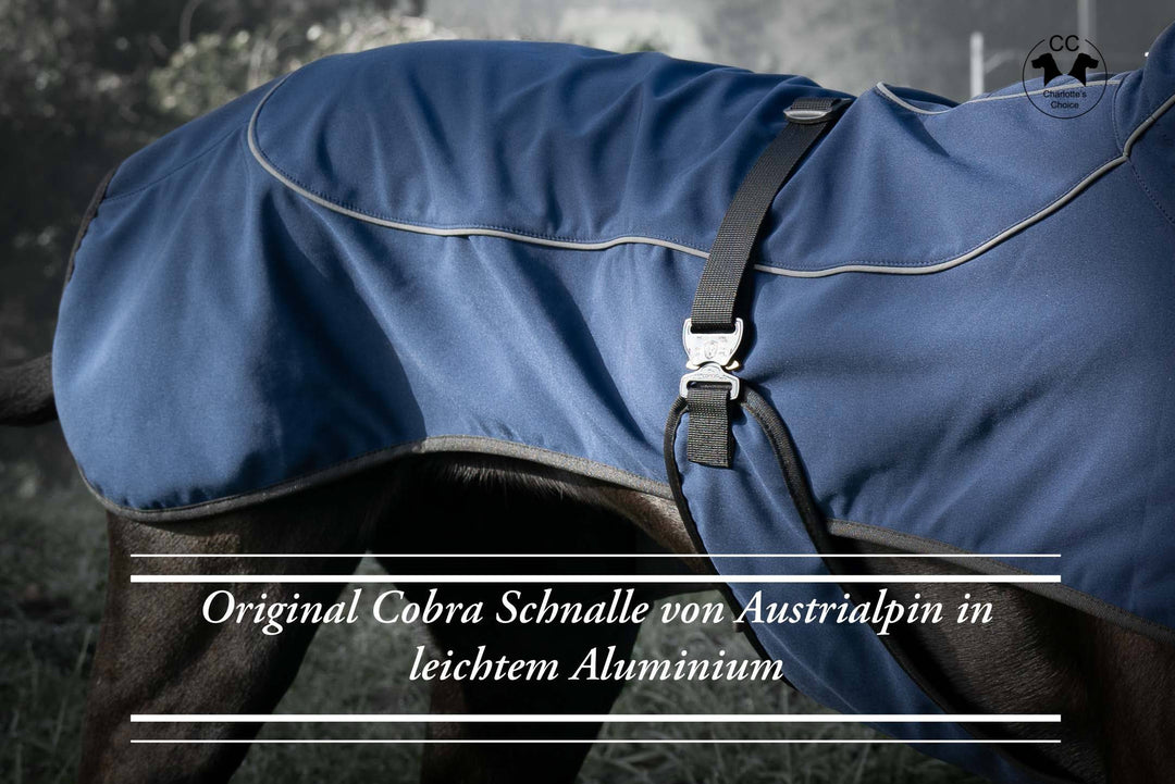 Entdecken Sie den ultraleichten, eleganten Sailor Hunderegenmantel für Frühling und Sommer. Wasserdicht, mit reflektierenden Elementen und weichem Fleece-Innenfutter. Perfekter Schutz für Ihren Hund. Schnalle Aluminium von Austrialpin.